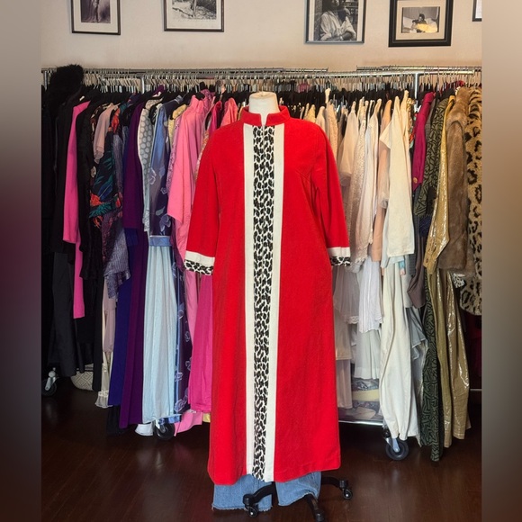 𝐑𝐀𝐑𝐄 𝐅𝐈𝐍𝐃 🖤
Vanity Fair Velour Robe - Red with Leopard Print Vintage 1960's - Picture 1 of 3